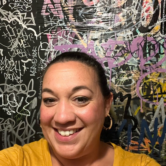 Meet your Posher, Amanda - Picture 3 of 3